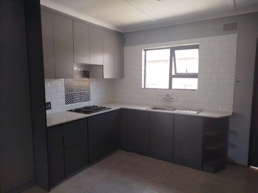 4 Bedroom Property for Sale in Louwville Western Cape